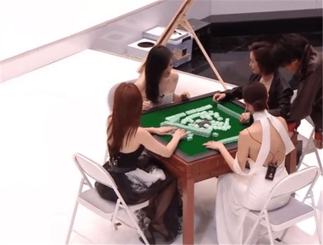 张靓颖休息区组团打麻将,看完另外三位牌友后,网友:还缺人吗?
