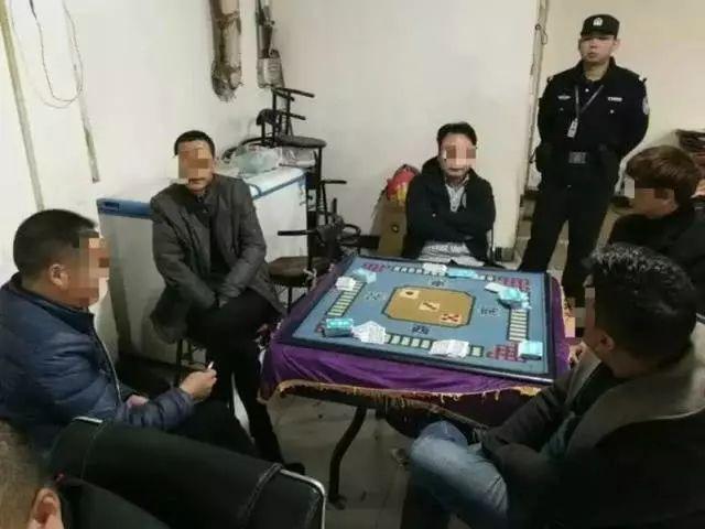 包间内斗地主微信支付赌资郑州这10人聚众赌博当场被抓