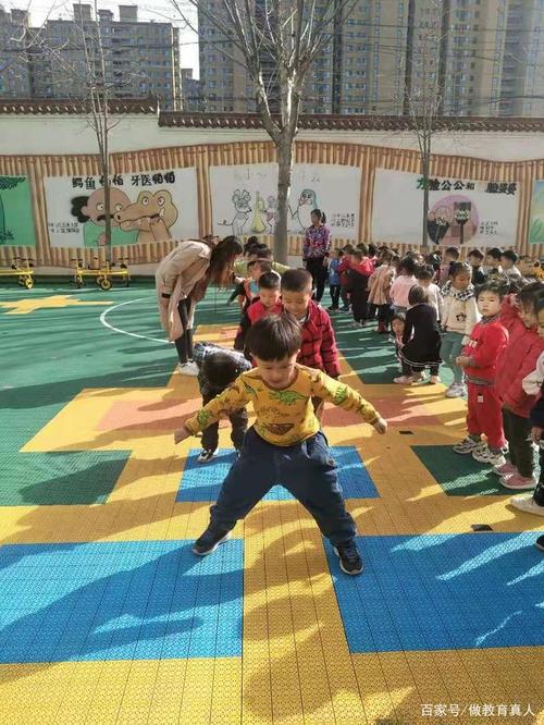 凤城中心幼儿园传统游戏工作坊之跳房子