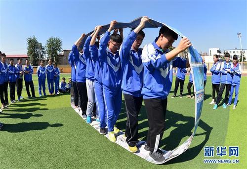 河北省邯郸县第一中学高三学生在操场上做
